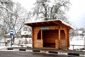 Замість старих понівечених споруд – новенькі дерев’яні зупинки